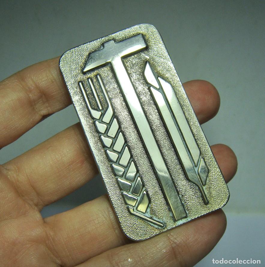Militaria: Pinza porta billetes del Sindicato Vertical Espa&ntilde;ol en metal niquelado. A&ntilde;os 1950-70