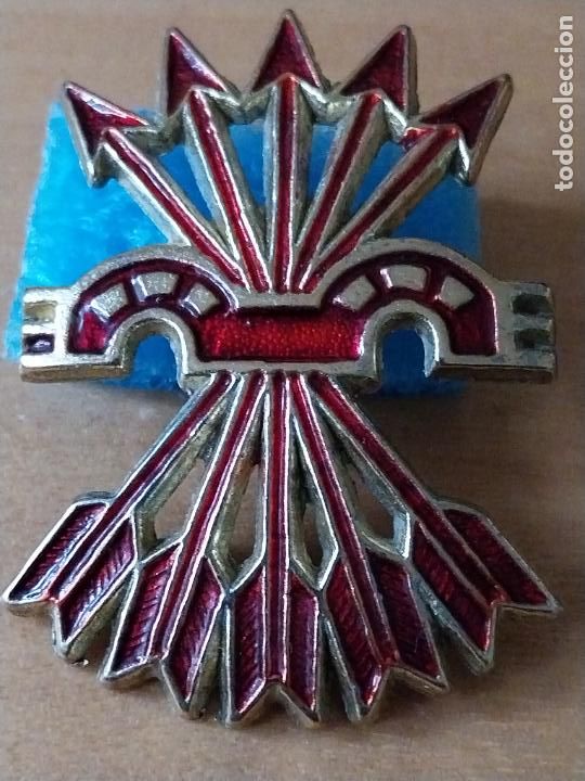 Militaria: FALANGE YUGO FLECHAS ESMALTE INSIGNIA ALFILER 6 X 4CM ORIGINAL