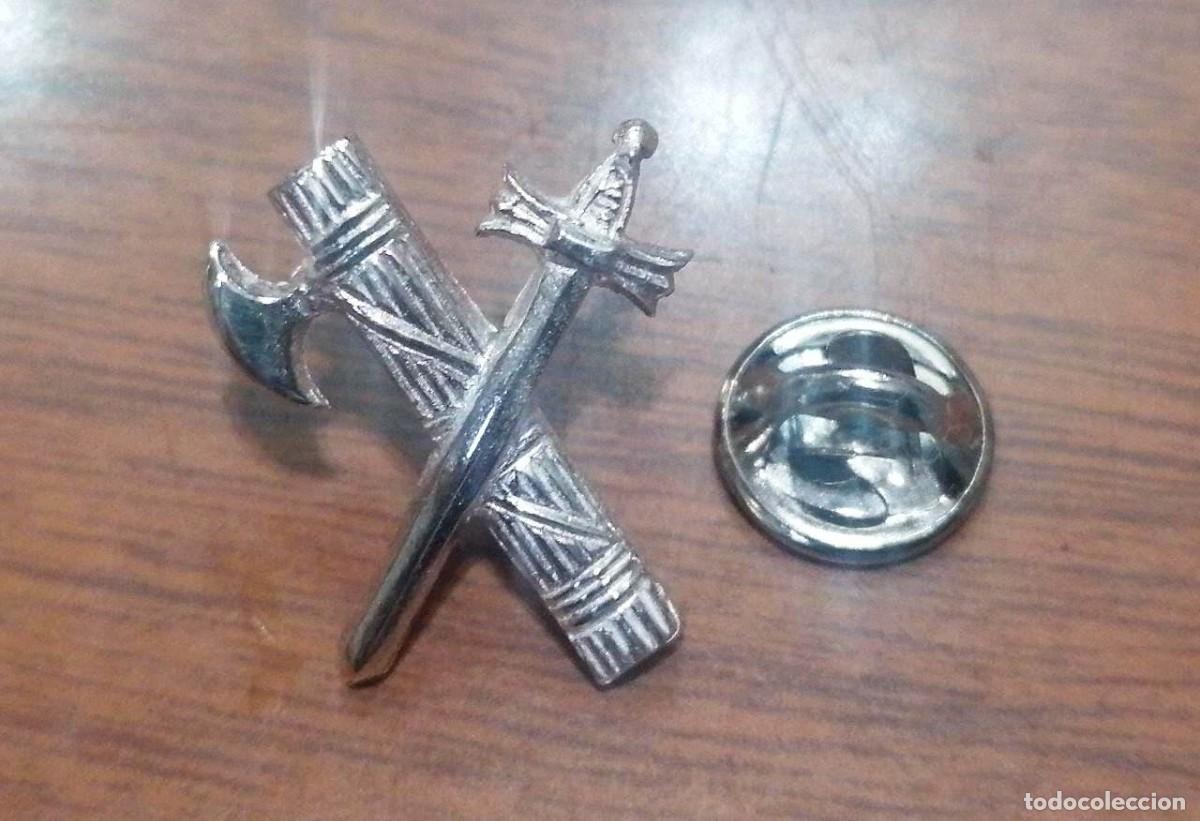 Militaria: Colgante o pin del Cristo de la guardia civil de plata