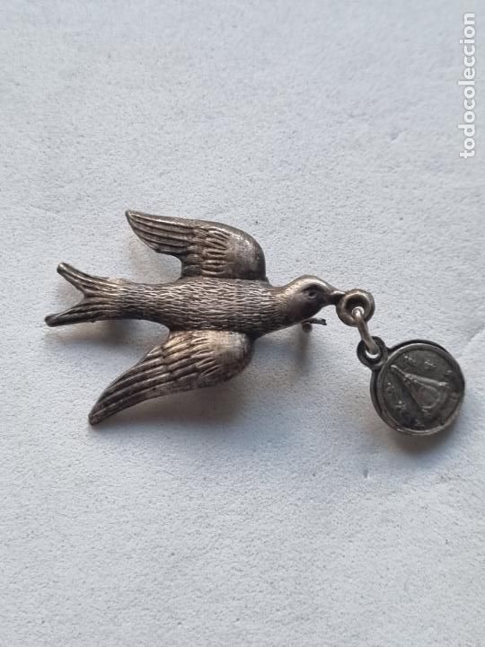 Militaria: EMBLEMA PAJARO CON MEDALLA RELIGIOSA M0