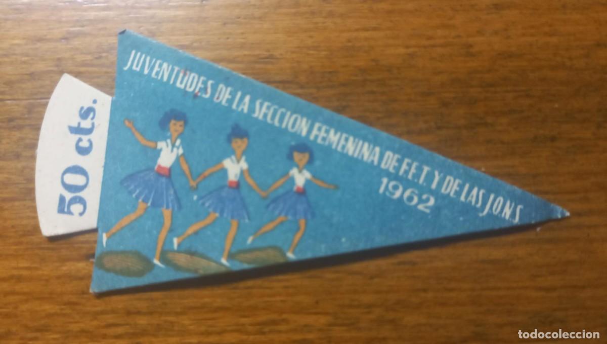 Militaria: Emblema auxilio social. Juventudes de la secci&oacute;n femenina F.E.T. y las J.O.N.S. 1962, 50 cts.