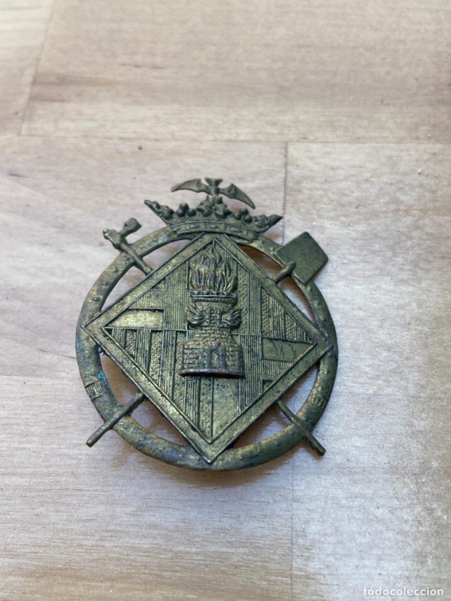 Militaria: Insignia bomberos Barcelona - Foto 2