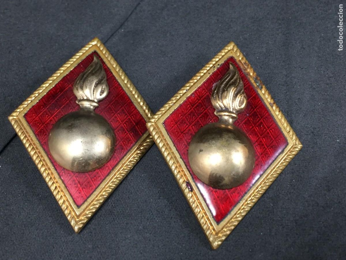Militaria: Pareja de rombos de artiller&iacute;a, insignias militares. Lat&oacute;n y esmalte, buen estado. Ej&eacute;rcito Espa&ntilde;ol