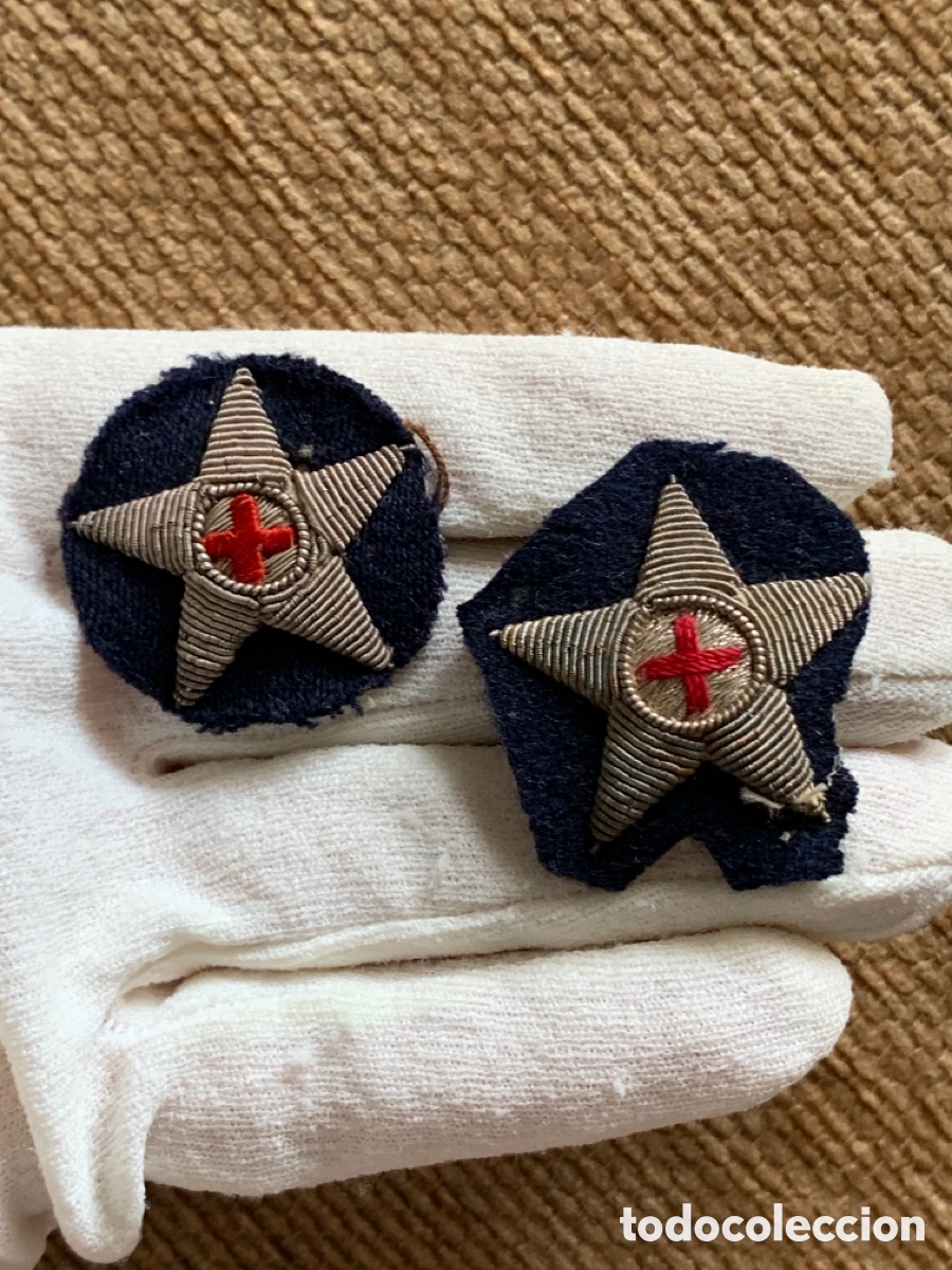 Militaria: DOS ESTRELLAS BORDADAS DE LA CRUZ ROJA CINCO PUNTAS