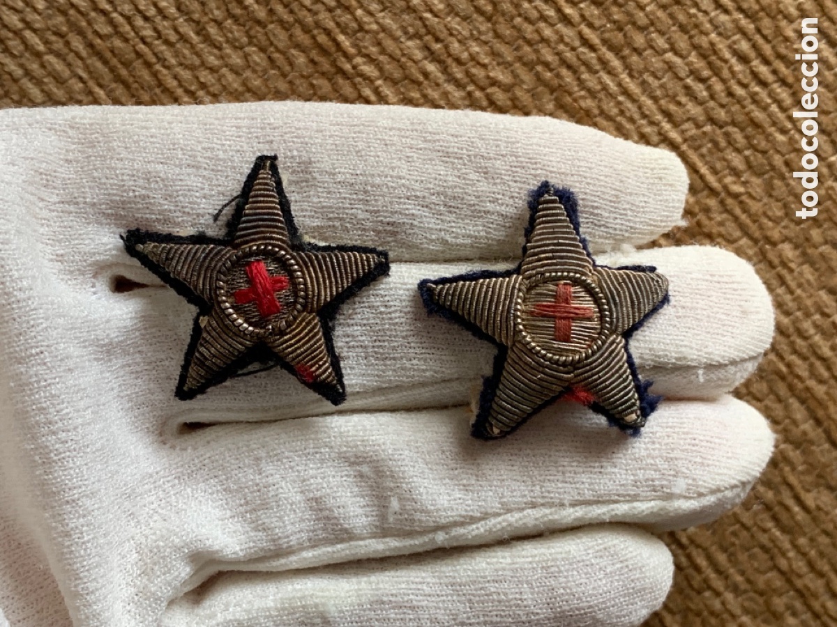 Militaria: DOS ESTRELLAS BORDADAS DE LA CRUZ ROJA CINCO PUNTAS
