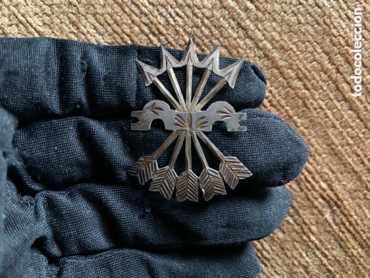 Militaria: ANTIGUO EMBLEMA YUGO Y FLECHAS DE LA FALANGE DE PLATA 4 CM ALTO
