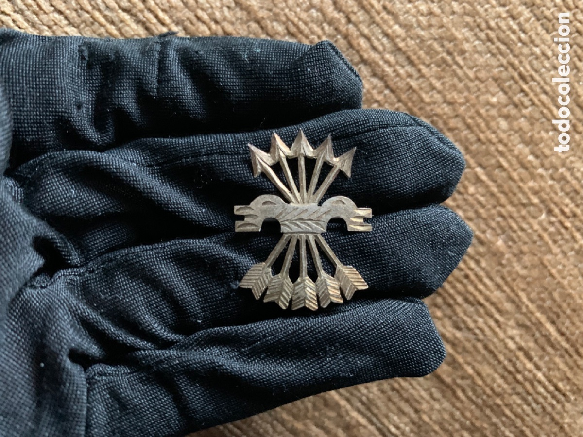 Militaria: ANTIGUA INSIGNIA EMBLEMA YUGO Y FLECHAS DE LA FALANGE DE PLATA