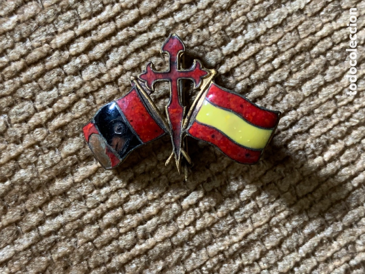 Militaria: ANTIGUA INSIGNIA SANTIAGO CON BANDERAS DE FALANGE Y ESPA&Ntilde;A GUERRA CIVIL