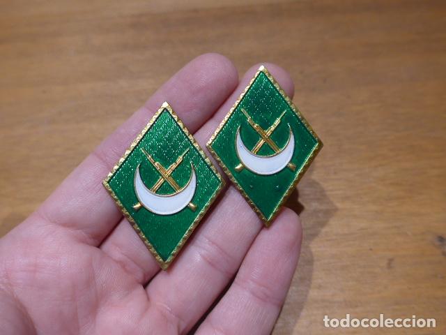 Militaria: Antigua pareja de rombos de regulares con fondo verde.