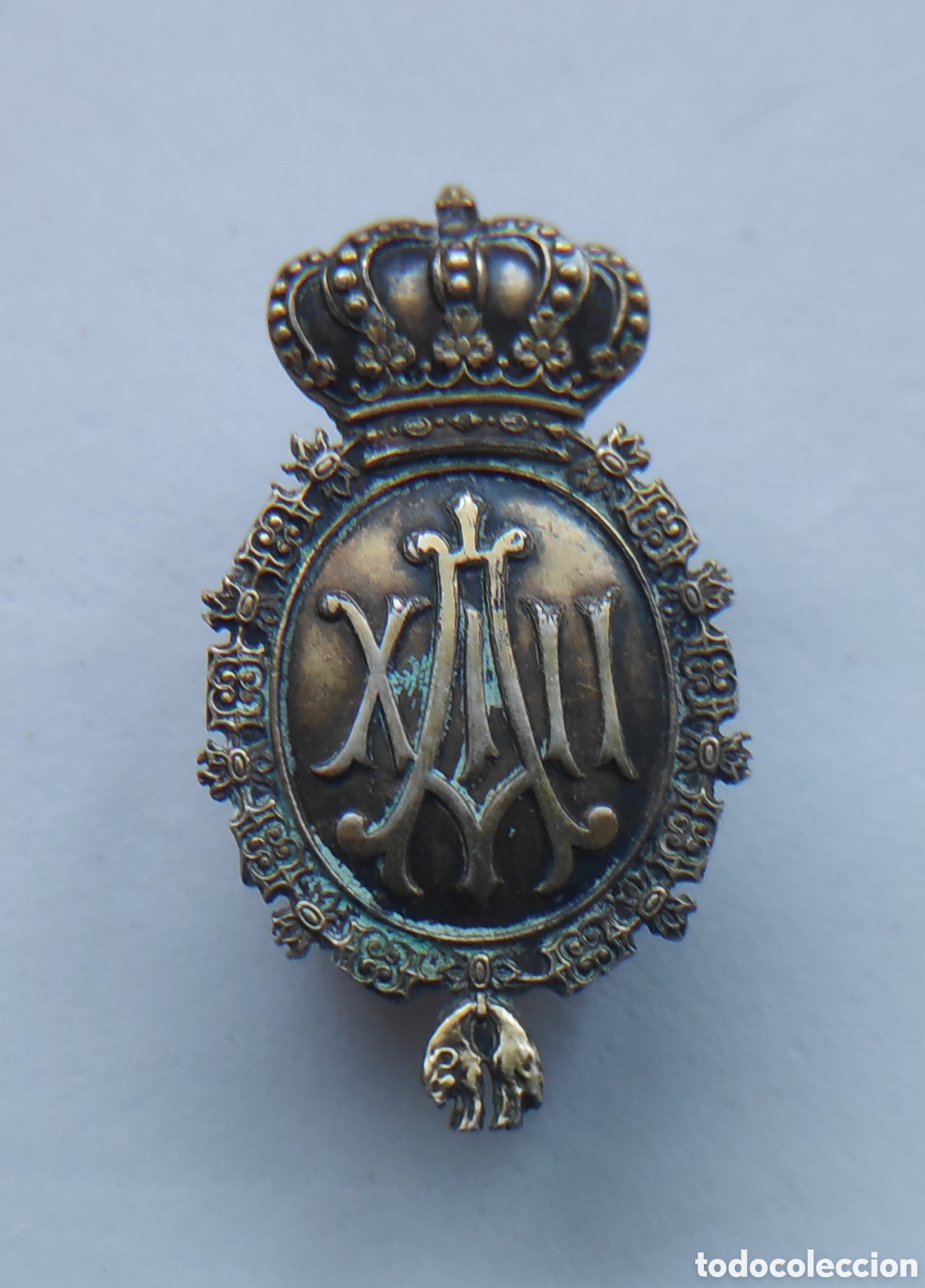 Militaria: Antigua insignia monograma de rey Alfonso XIII en plata sobredorada