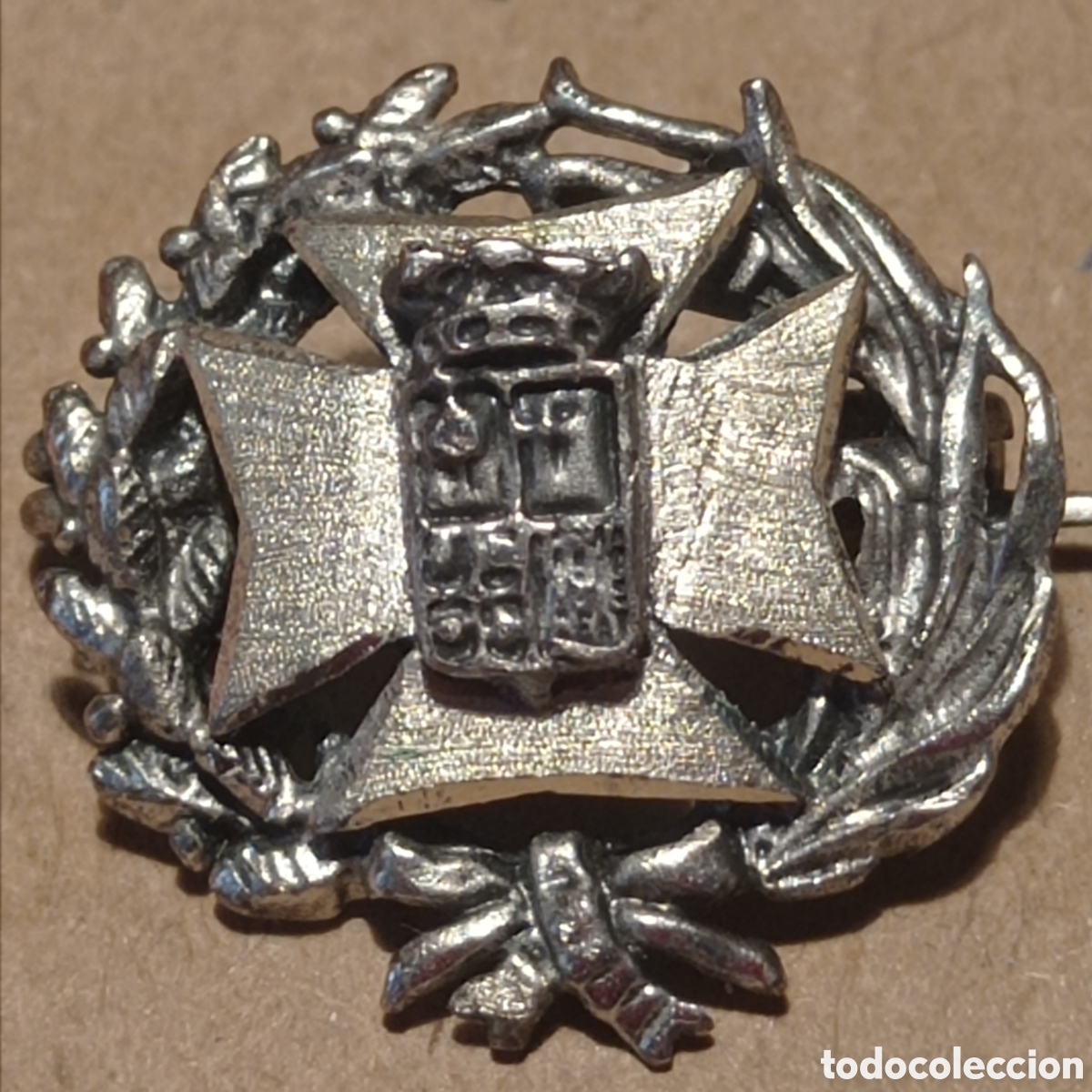 Militaria: Insignia plata o plateada sanidad militar con el escudo de Aragon sobrepuesto