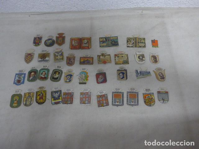 Militaria: Gran lote de 37 antiguos emblema corriente de auxilio social de falange, a clasificar. Originales