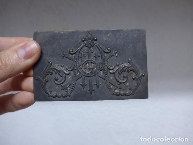 Militaria: Antiguo emblema de Alfonso XIII de hombrera de gala o charretera, alfonsino, sin recortar, castells