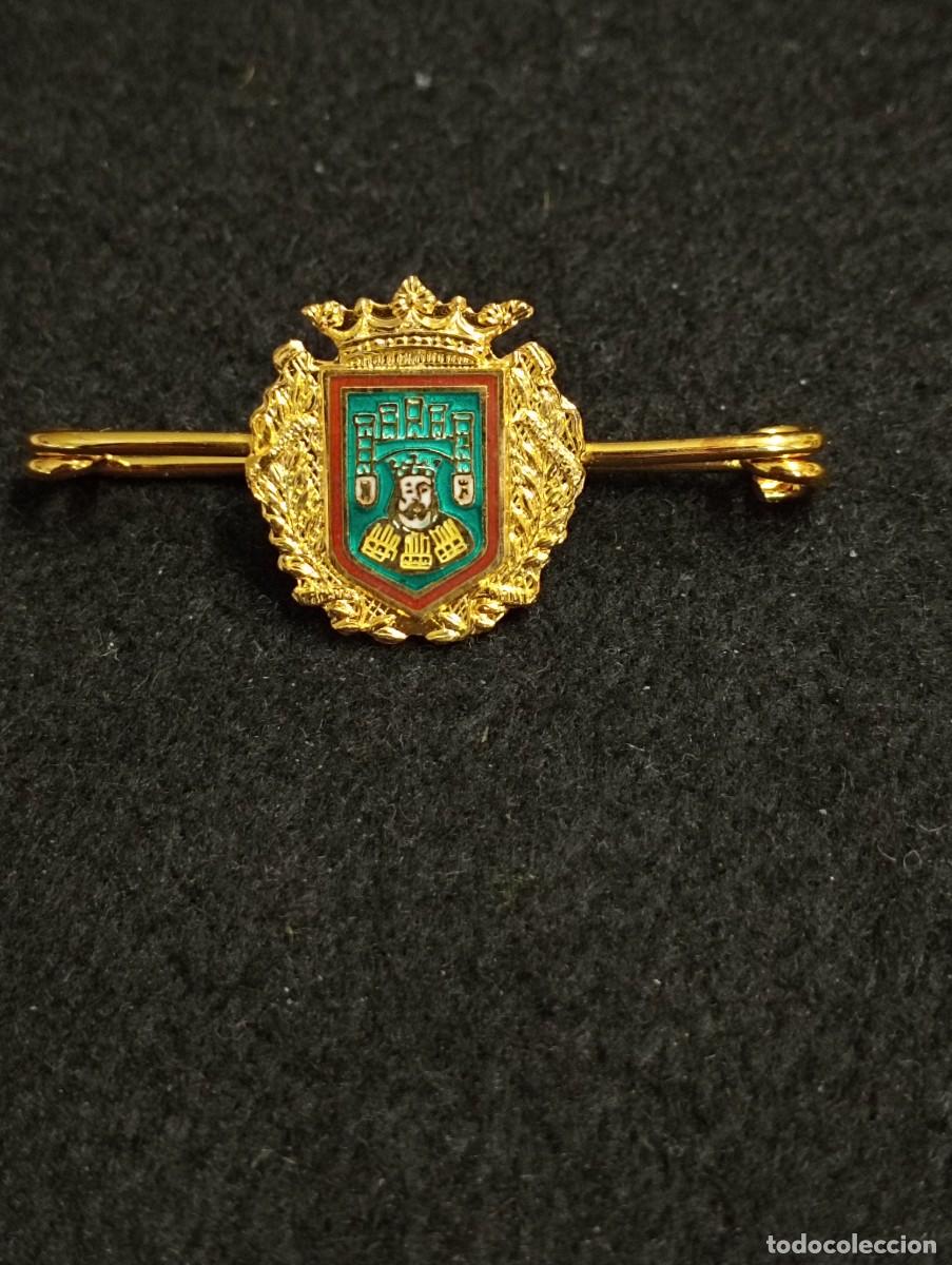 Militaria: Alfiler sujetacorbatas. Escudo de Burgos. Plata dorada.