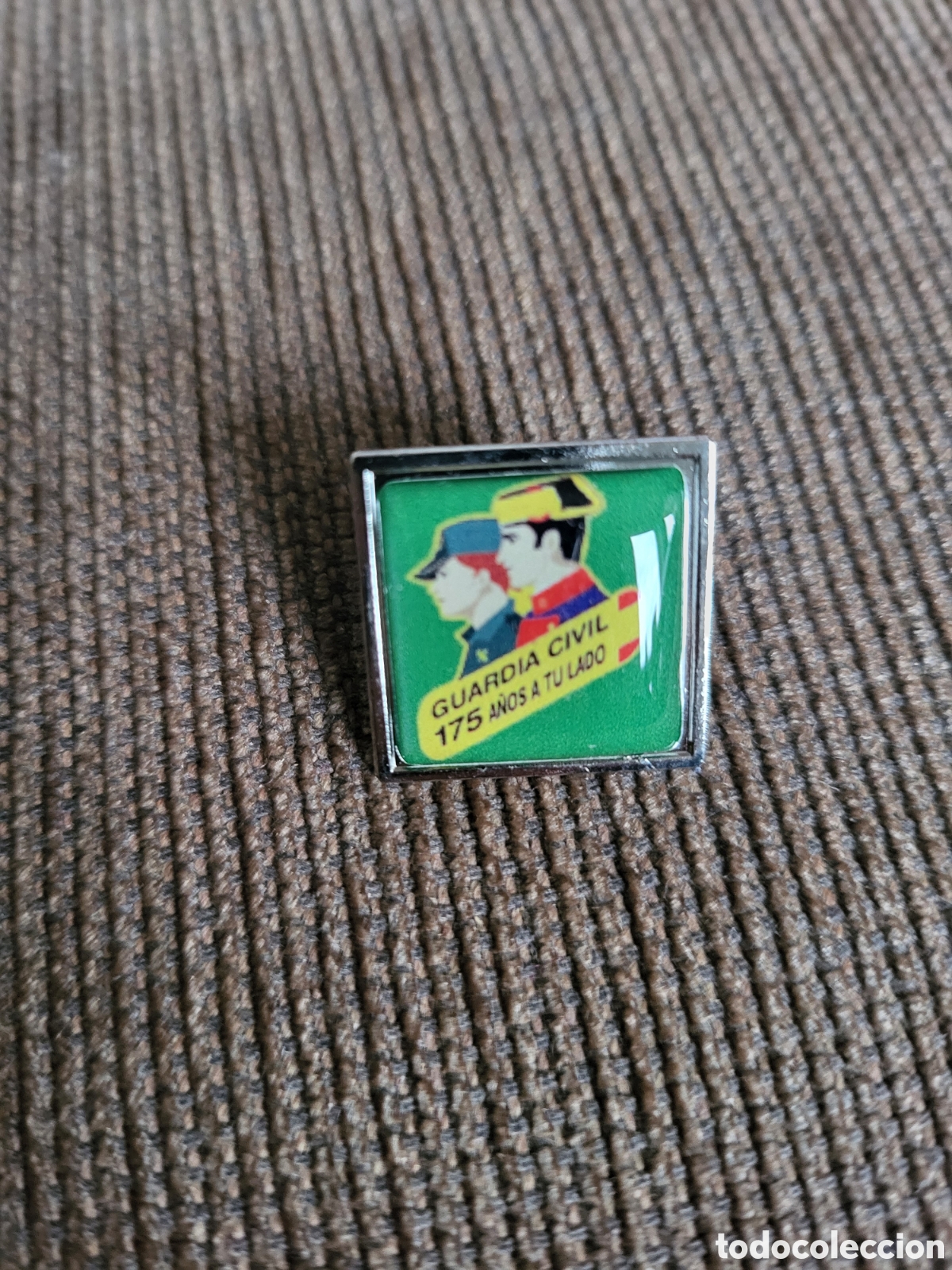 Militaria: Pin 175 aniversario Guardia Civil
