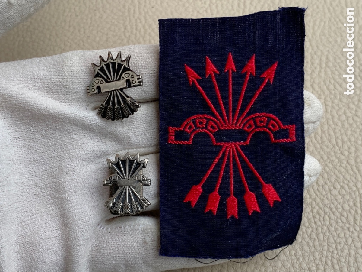 Militaria: DOS ANTIGUAS INSIGNIAS Y PARCHE YUGO Y FLECHAS FALANGE GUERRA CIVIL Y POSGUERRA