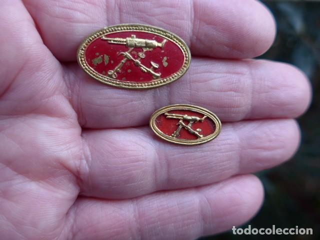Militaria: DOS ANTIGUAS INSIGNIAS AMETRALLADORA HOTCHKISS REPUBLICA GUERRA CIVIL
