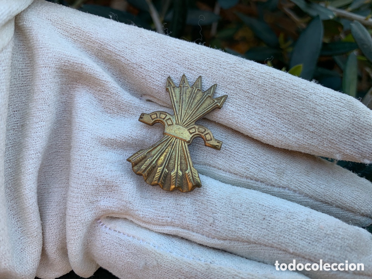 Militaria: ANTIGUO EMBLEMA INSIGNIA YUGO Y FLECHAS FALANGE