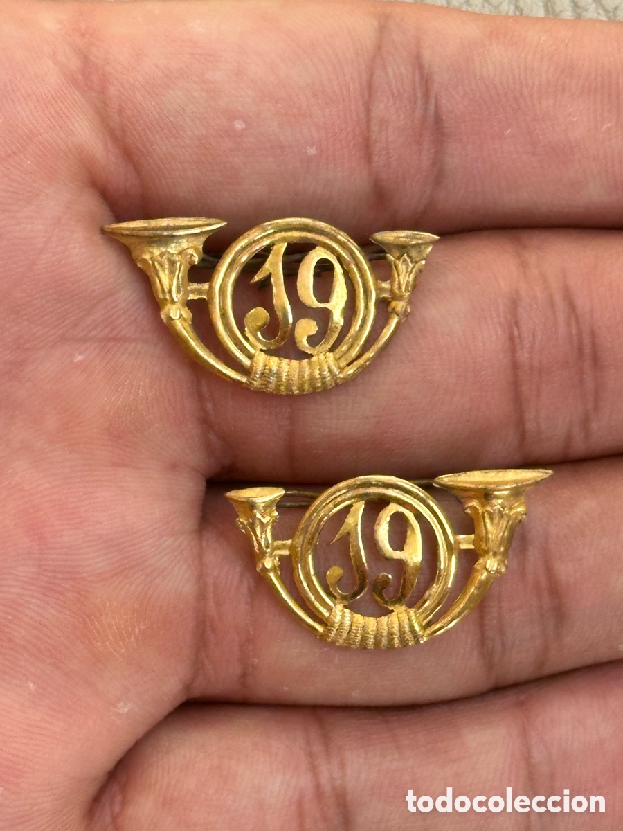 Military Antiques: ANTIGUOS EMBLEMAS DE CUELLO CAZADORES 19 EPOCA ALFONSO XII - GUERRA DE CUBA - IZQUIERDO Y DERECHO