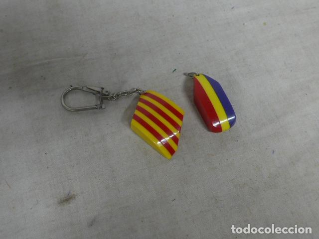 Militaria: Lote 2 antiguos llaveros de la transicion politica: bandera republicana y catalana. Originales.