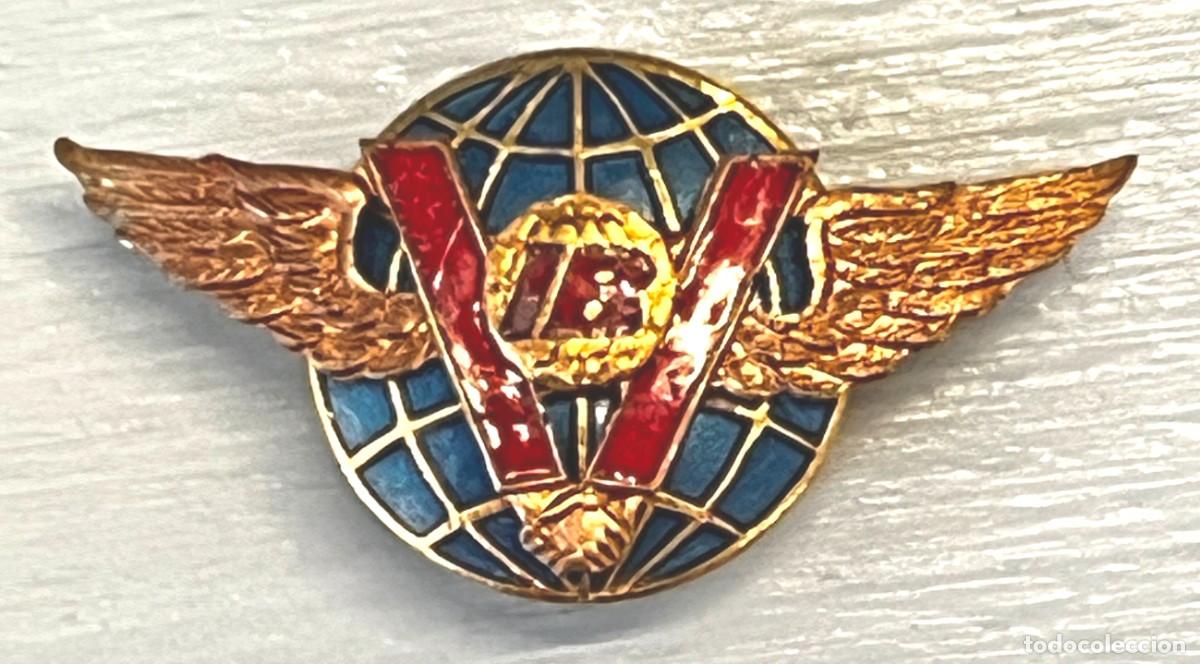 Militaria: Antiguo pin de ojal de IBERIA compa&ntilde;ia aerea.. Esmaltado buen estado ver fotograf&iacute;as. Mide 3 x 1,5 c