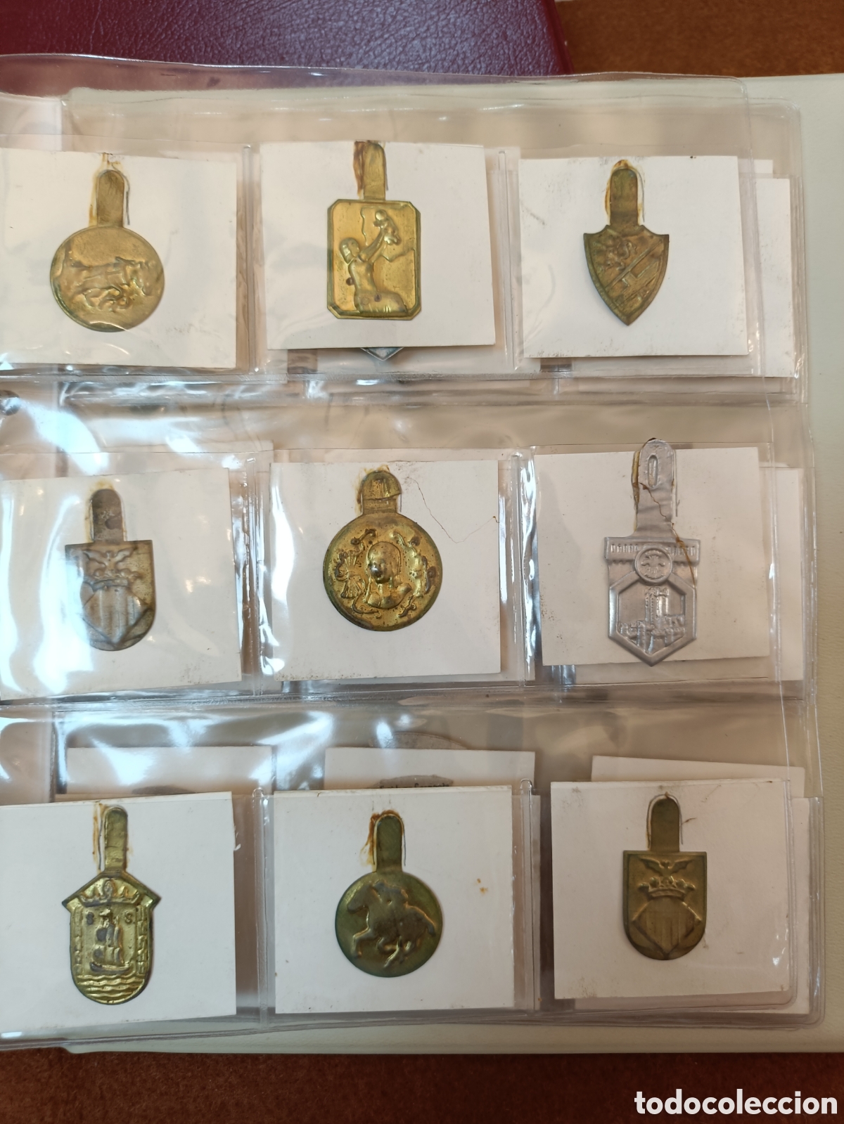 Militaria: GRAN COLECCION DE 250 EMBLEMAS AUXILIO SOCIAL . GRAN VARIEDAD . METALICOS Y DE CARTON . EN ALBUM