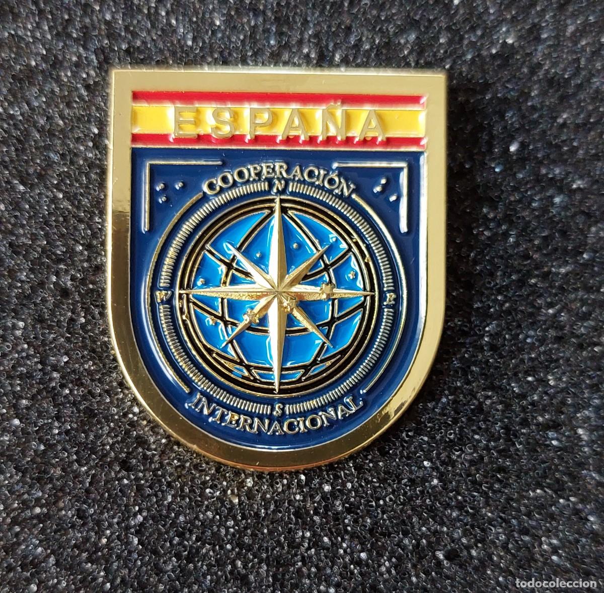 Militaria: Distintivo de funcion en cooperacion Internacional. Policia Nacional.
