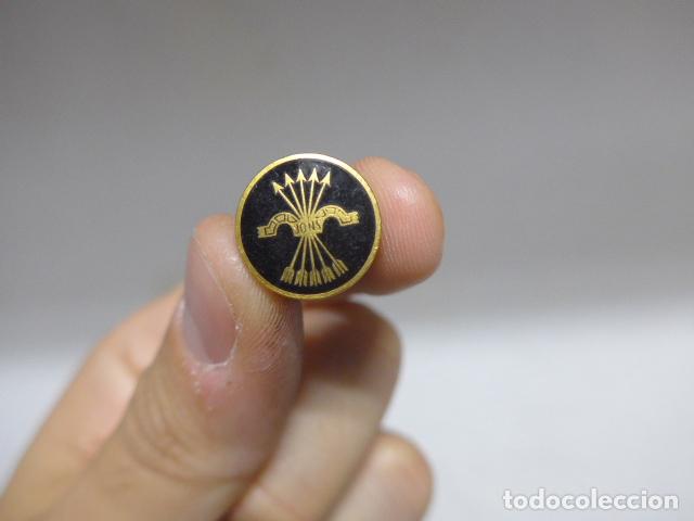 Militaria: Antigua insignia de las JONS, original. Modelo de guerra civil, Falange.