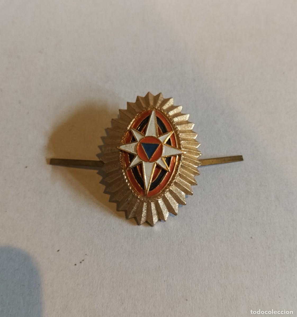 Militaria: Distintivo ruso de polic&iacute;a para gorra de plato
