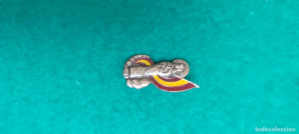 Militaria: Rara insignia carlista Falange militar
