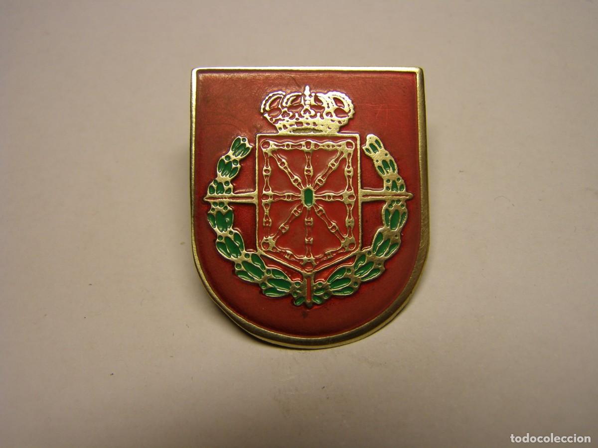 Militaria: Insignia antigua escudo de Navarra con laureada, &iquest;requetes?.