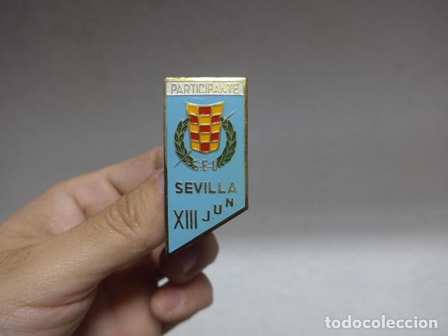 Militaria: Antigua insignia de participante del SEU en Sevilla, original. Falange.