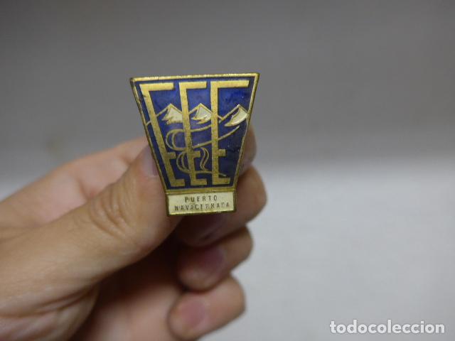 Militaria: Antigua insignia emblema del OJE o Frente Juventudes de monta&ntilde;ismo, excursionismo Puerto Navacerrada