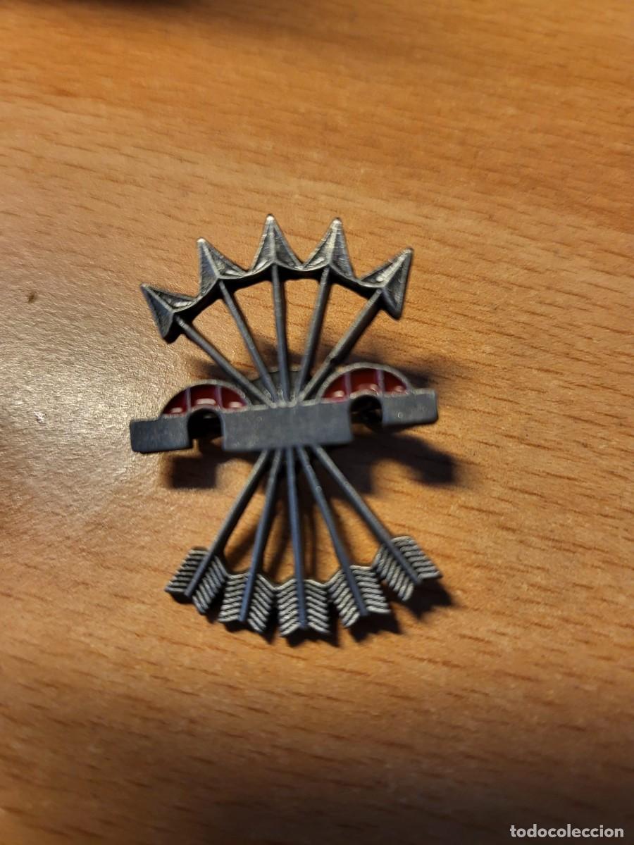 Militaria: Distintivo Falange Espa&ntilde;ola Met&aacute;lica 3,5 cm x 2,5 cm