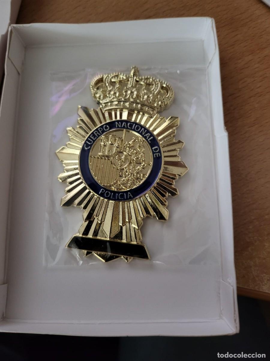 Militaria: Placa para cartera dorada met&aacute;lica Policia Nacional