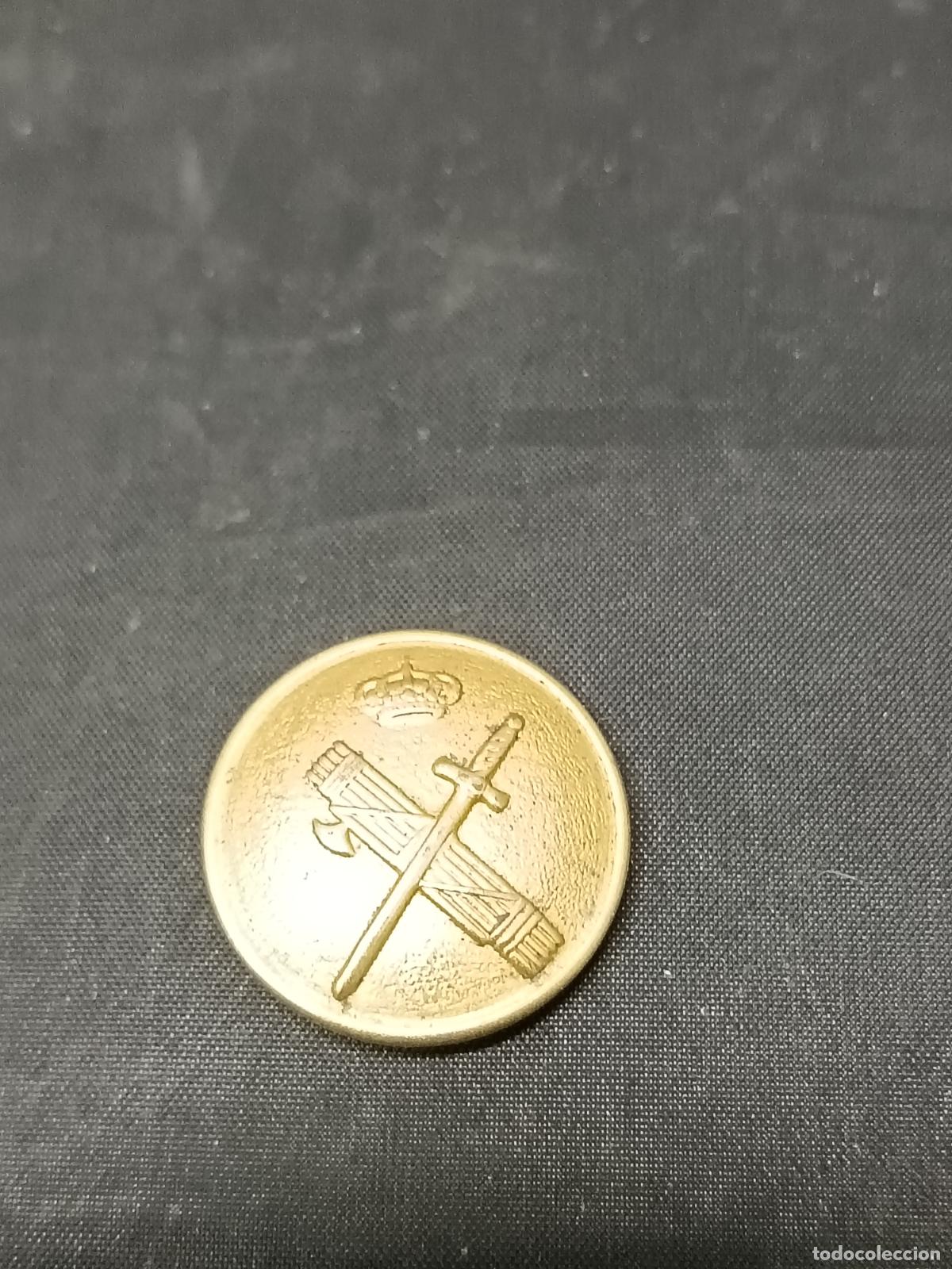 Militaria: Bot&oacute;n met&aacute;lico del uniforme de la Guardia Civil espa&ntilde;ola.. Leer descripci&oacute;n