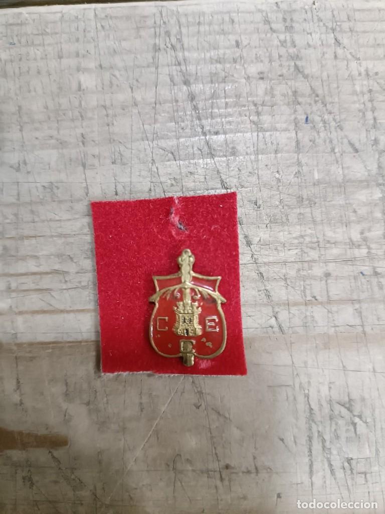 Militaria: Curiosa insignia militar con espada y torre sobre fondo rojo. 3 x 2 cm aproximadamente