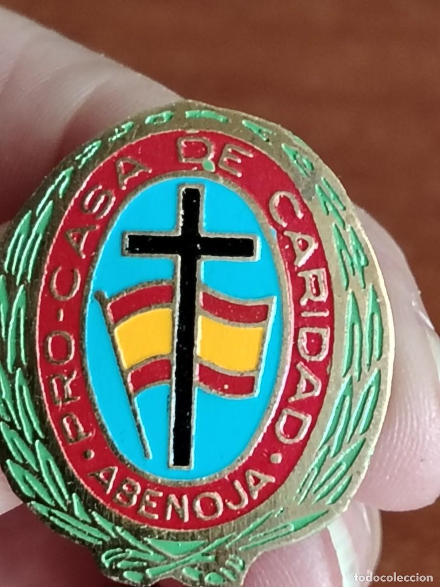 Militaria: Chapa antigua pro-casa de caridad (Abenoja) &eacute;poca franquista