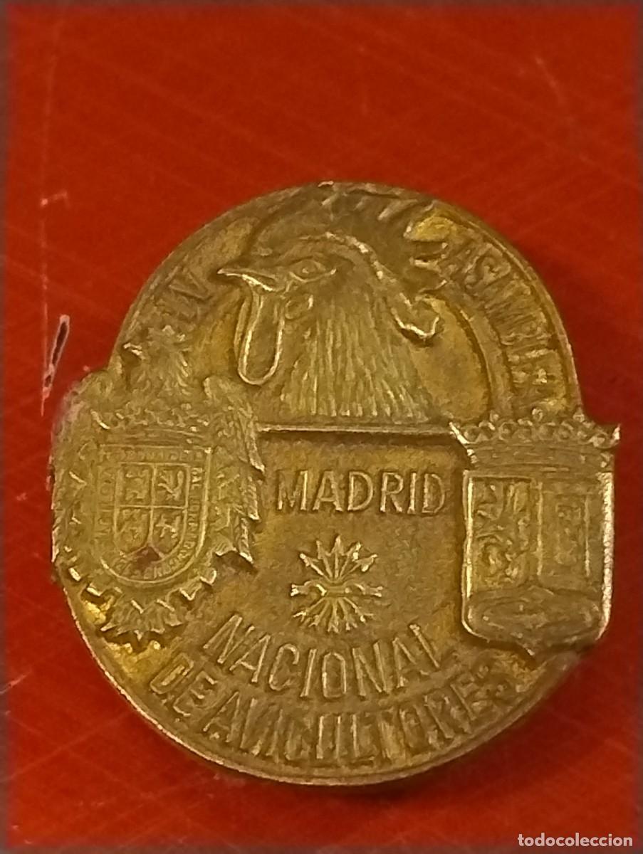 Militaria: INSIGNIA DE OJAL IV ASAMBLEA NACIONAL DE AVICULTORES FALANGE 3 X 2,50 CM