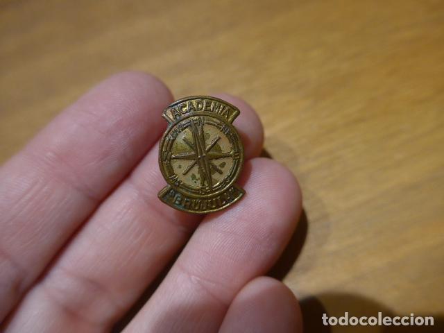 Militaria: Antigua insignia original de la Academia Brujula