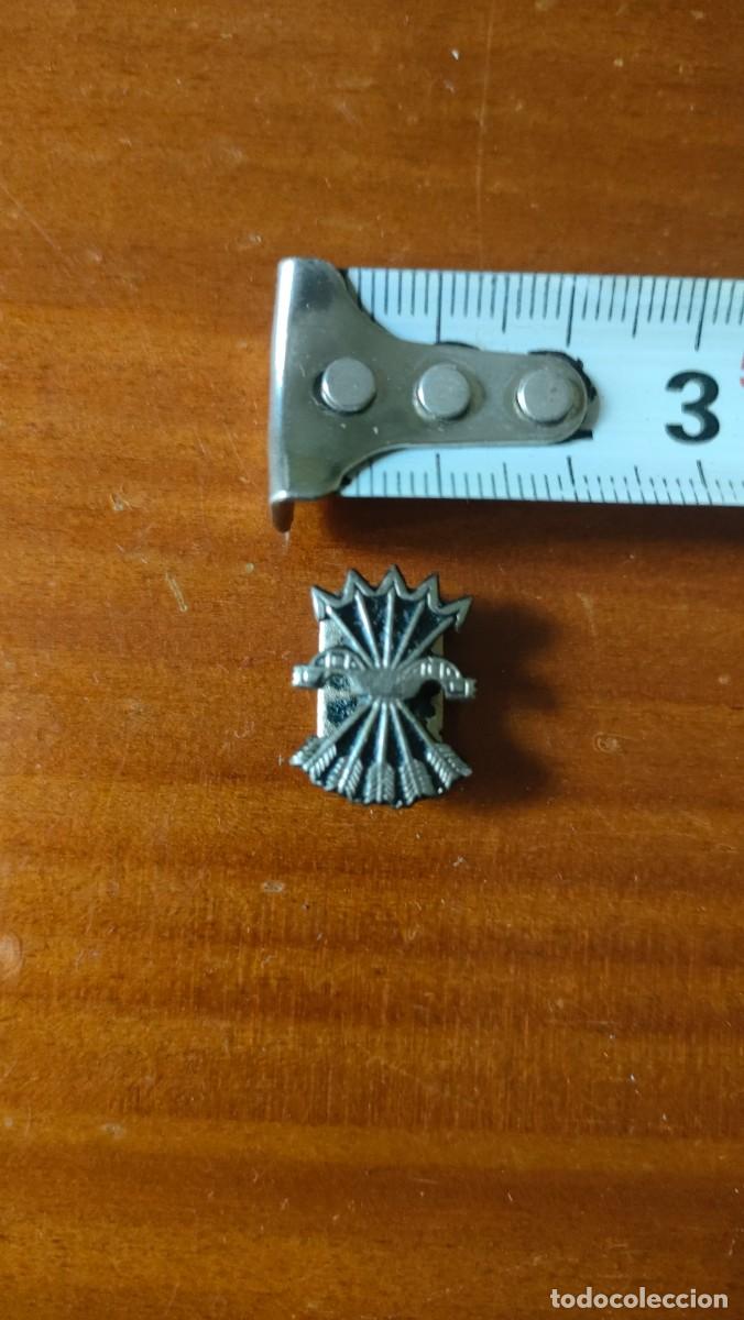 Militaria: INSIGNIA PIN OJAL DE MILITANTE DE LA FALANGE ESPA&Ntilde;OLA &ndash; NUMERADA YUGO Y FLECHAS