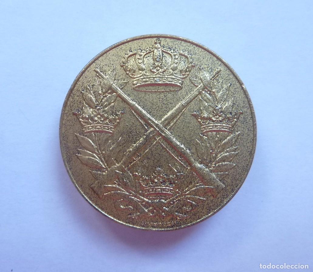 Militaria: Suecia: Distintivo de tirador selecto. Emblema especialista de tiro con rifle o fusil. En plata 1949