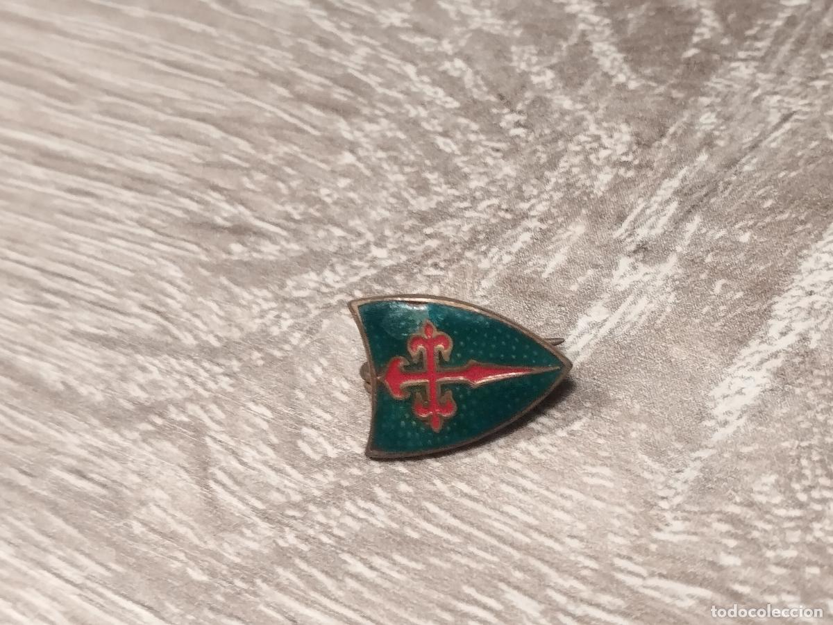 Militaria: TKZ - PIN ESCUDO ESMALTADO CRUZ DE SANTIAGO SOBRE FONDO VERDE.