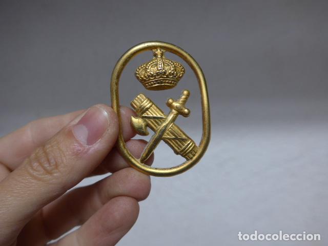 Militaria: Antigua insignia o emblema de gorra teresiana de la Guardia Civil, original.