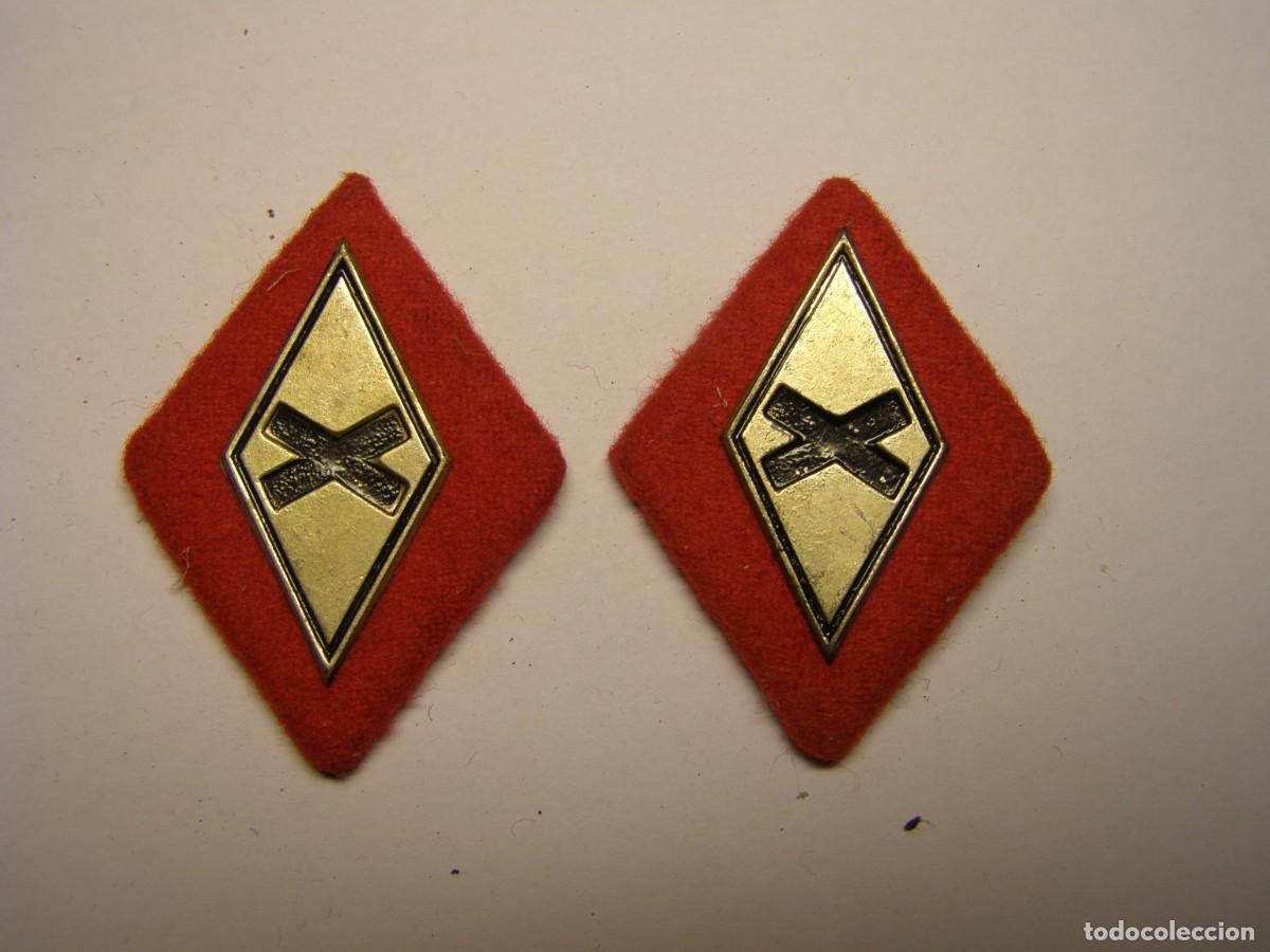 Militaria: Par de Rombos del Ej&eacute;rcito Espa&ntilde;ol, guerra qu&iacute;mica, a&ntilde;os 50. Insignia plateada.