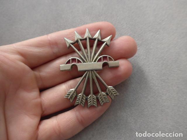 Militaria: Antigua gran insignia o emblema de falange, original. Yugo y flechas. Guerra civil o Division azul