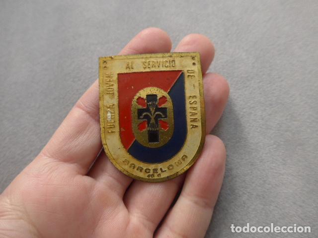 Militaria: Antigua insignia o emblema de Falange: Fuerza Joven al servicio de Espa&ntilde;a. Barcelona.