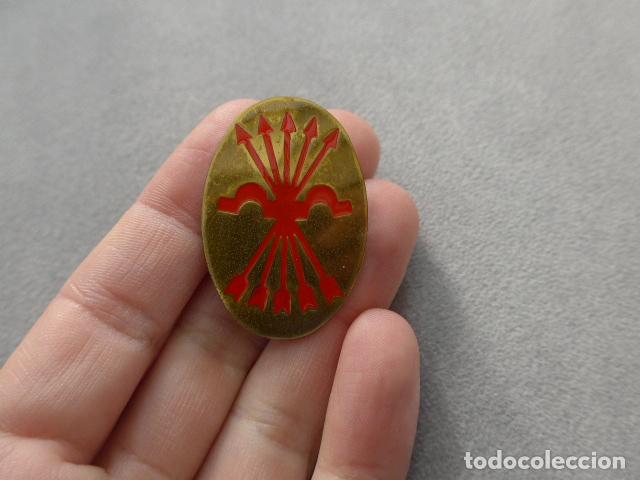 Militaria: Antigua insignia o emblema de falange, original. Yugo y flechas.