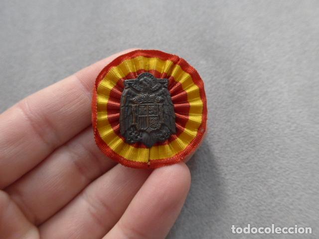 Militaria: Antigua insignia o emblema original del Somaten armada de Gerona, con su escarapela.