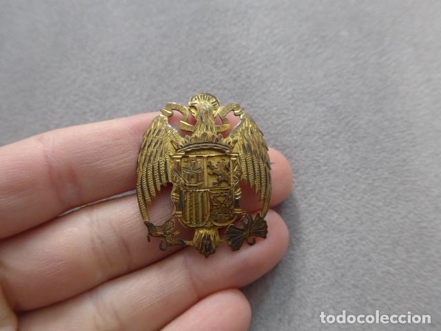Militaria: Antigua insignia o emblema con escudo franquista, original, de joyeria. Franco. Guerra civil